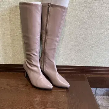 연한 핑크색 롱부츠, 높은 힐