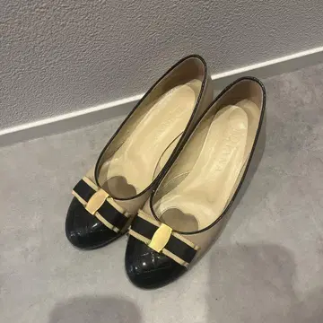 DIANA WELL FIT 리본 포함 베이지 블랙 플랫 펌프스