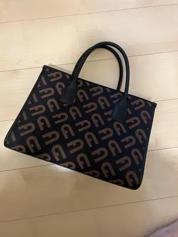 FURLA 로고 패턴 토트백 브라운/블랙