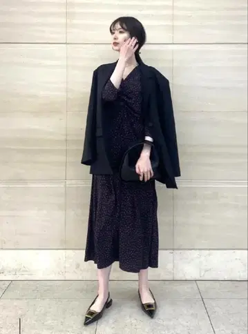 미라오웬 V넥 턱 개더 도트 원피스