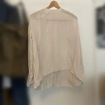 이에나 베이지 긴팔 셔츠 뒤 버튼