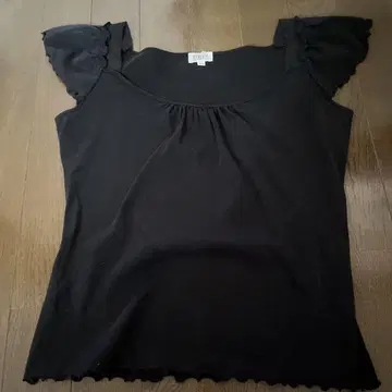 FOXEY 블랙 프릴 소매 티셔츠