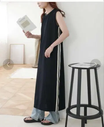 Discort 사이드 라인 민소매 원피스 블랙