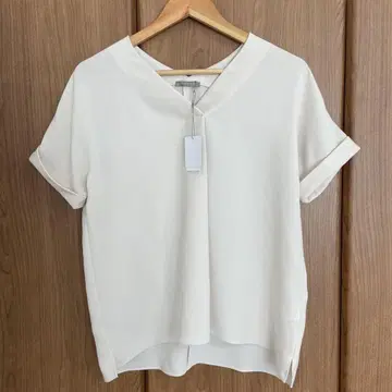 띠어리 럭스 Double Weft V넥 블라우스 베이지