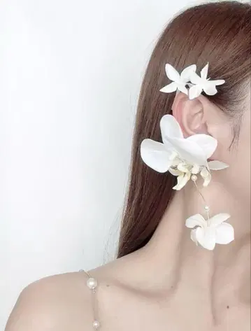 플라워 모티브 이어 커프 귀걸이 화이트 Reinafalle