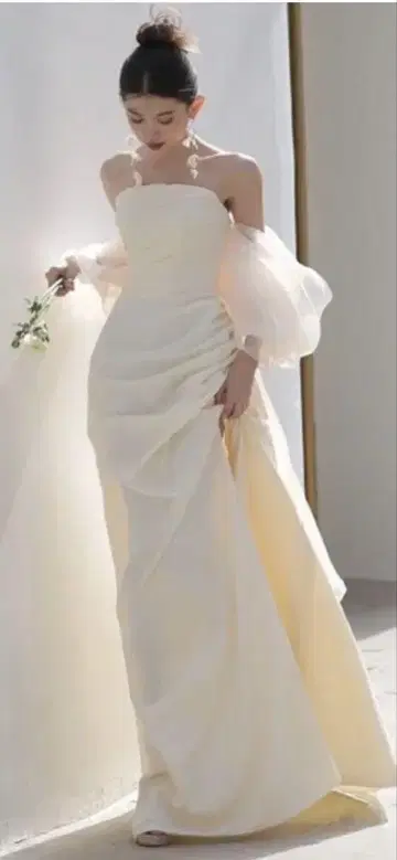 아이보리 웨딩 드레스 2차 모임 착용