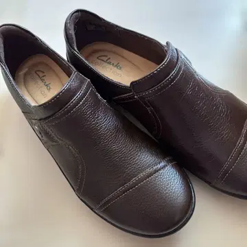 새상품 Clarks 천연 가죽 다크 브라운 로퍼 US 사이즈 8