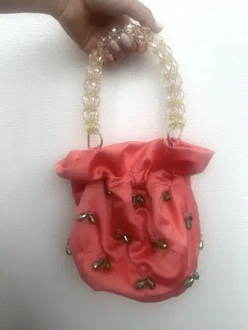 코랄 핑크 비즈 장식 핸드백