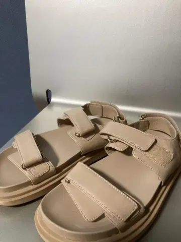 ZARA 베이지 벨크로 스포츠 샌들