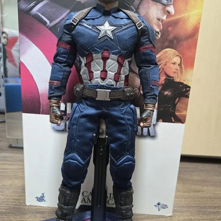 HOT TOYS | 핫토이즈 Hot Toys Civil War Captain America on