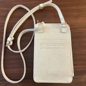 BARNEYS NEWYORK 바니스뉴욕 엠보 가죽 폰 백
