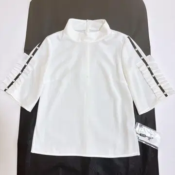 미사용 새상품 르네 펄 버튼 프릴 조젯 블라우스 화이트
