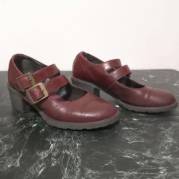 Dr. Martens 버건디 더블 스트랩 펌프스