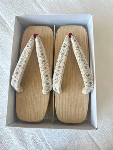 흰 나무 2매 이빨 게타 M 사이즈 전시품