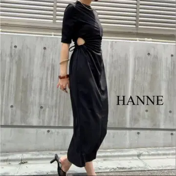 HANNE 앙 하프 슬리브 사이드 홀 원피스 블랙