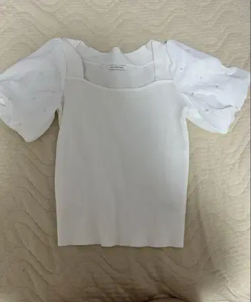 펄 장식 벌룬 슬리브 니트 탑