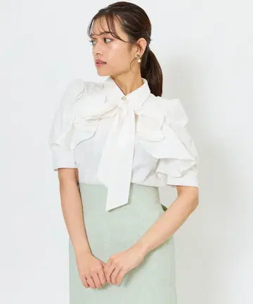 And Couture 앤드 쿠튀르 비쥬 버튼 스트라이프 프릴 블라우스