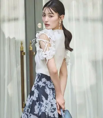 SWINGLE 프릴 니트 탑 반팔 화이트