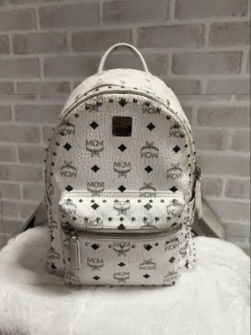 MCM 화이트 백팩 스터드