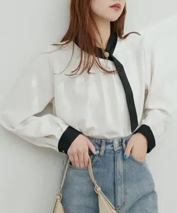 [새상품] 내추럴 꾸뛰르 금장 버튼 아시메 넥 보우타이 블라우스 아이보리