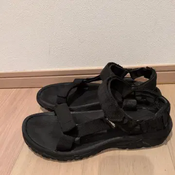 Teva 블랙 스트랩 샌들