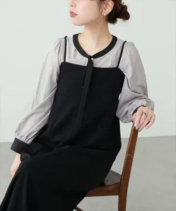 내추럴 꾸뛰르 펄 리본 타이 배색 블라우스 그레이쉬 베이지