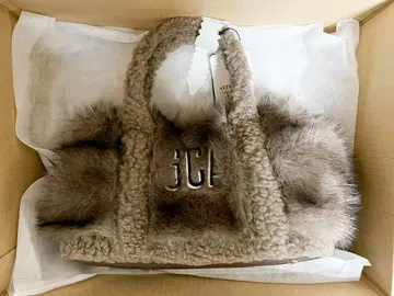 굿 그리프 ] GCA EMB FAUX FUR PINT TOTE