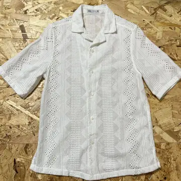 ZARA 자수 화이트 반팔 셔츠