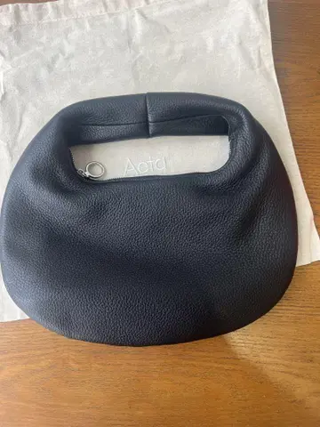 아에타 ROUND ONE SHOULDER M 핸드백 디어 레더 블랙