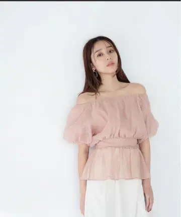 새상품 내추럴 뷰티 베이직 시어 개더 페플럼 블라우스 반팔