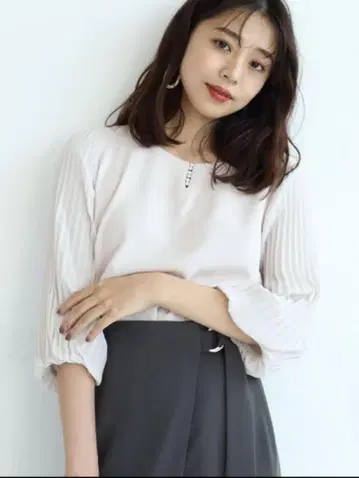 미사용 새상품 저스길리티 플리츠 슬리브 펄 블라우스 2 핑크 베이지
