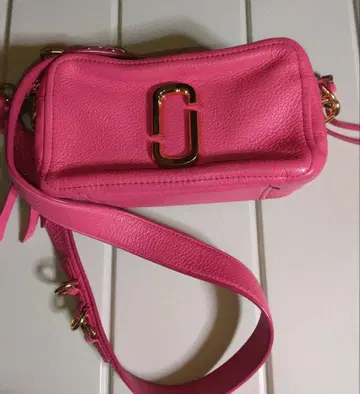 THE MARC JACOBS SOFTSHOT 21