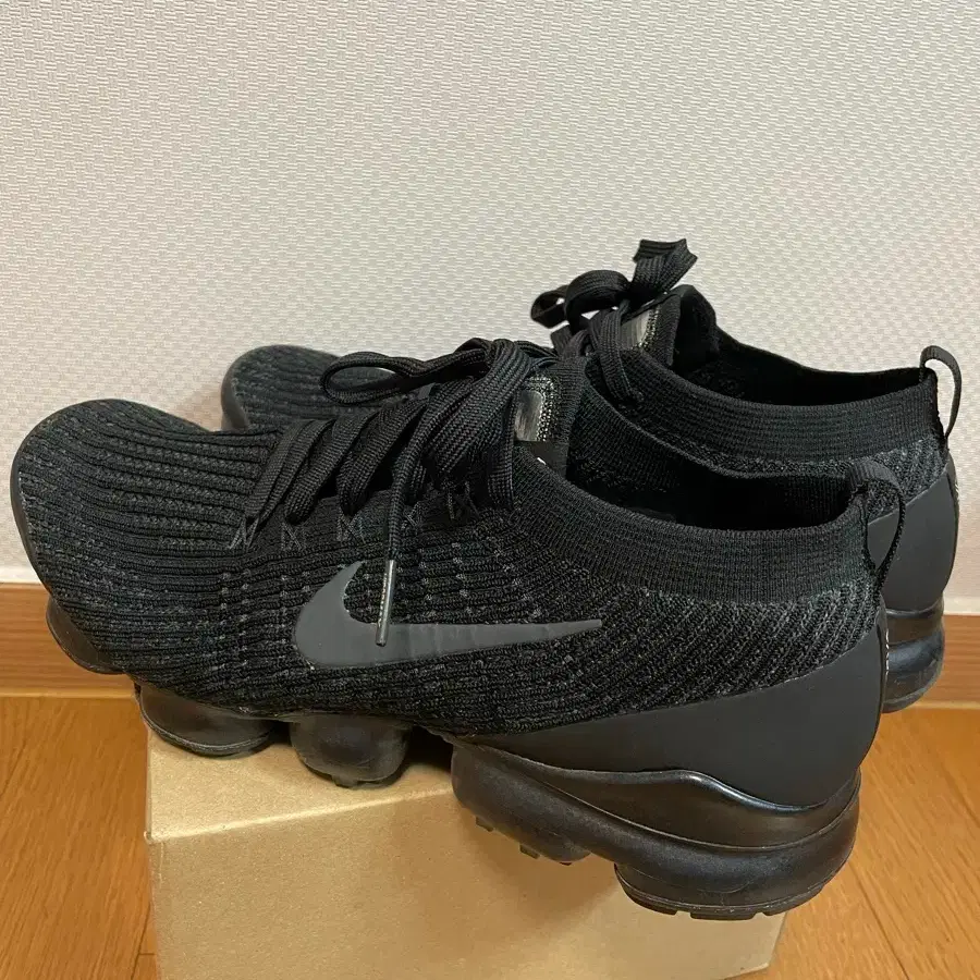 black vapormax 3.0