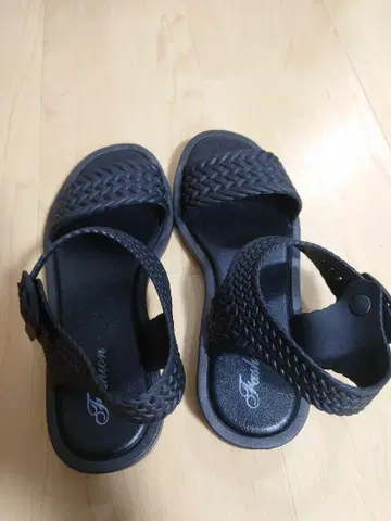 블랙 땋은 로우힐 편안한 크로스 샌들