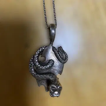 뱀 목걸이