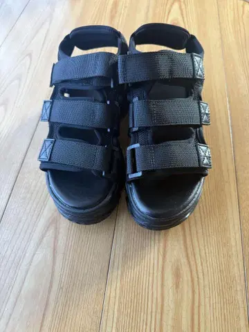인기 미사용 새상품 shoes in closet 블랙 스포츠 샌들 통굽
