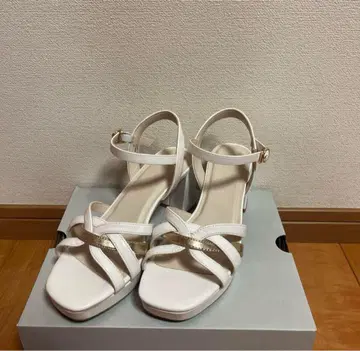 화이트 스트랩 샌들 뮬 샌들
