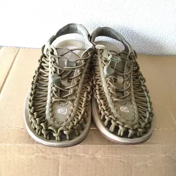 KEEN 유니크 샌들 카키 24cm
