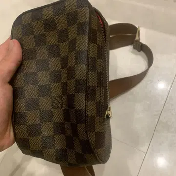다미에 패턴 바디백