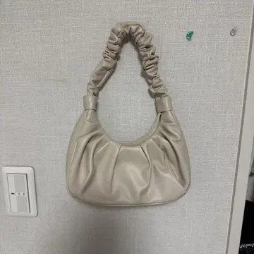 베이지 프릴 핸들 핸드백 브랜드 제품