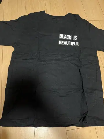 BLACK IS BEAUTIFUL 티셔츠 블랙