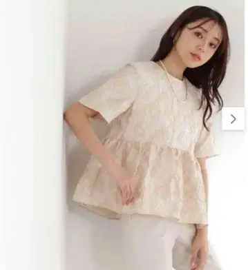 [새상품급] 내추럴 뷰티 베이직 자카드 페플럼 블라우스 M