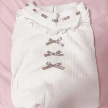 NOEMIE 노에미 오픈 숄더 레이스 프티 하이 티셔츠