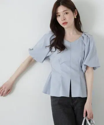 프로포션 바디 드레싱 벌룬 소매 페플럼 블라우스