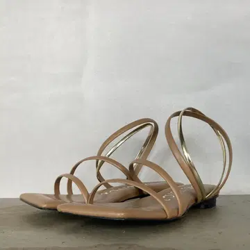 미사용 새상품 LAURENCE 스트랩 플랫 샌들 (25cm)