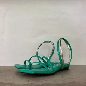 미사용 새상품 LAURENCE 스트랩 플랫 샌들 (25cm)
