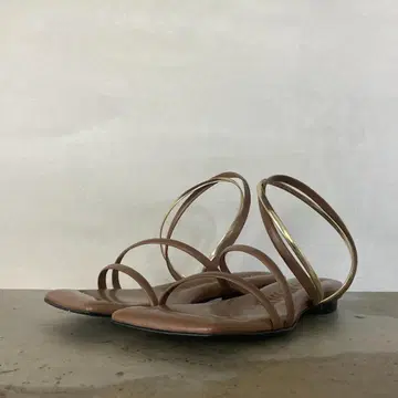 LAURENCE 스트랩 플랫 샌들 (25cm)