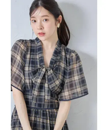 보타이 리본 플레어 슬리브 체크 원피스 네이비