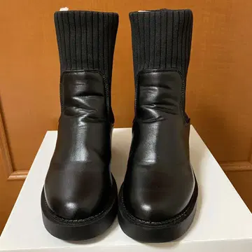 잉게보르그 까멜리아 참 장식 부츠 22.5 블랙 (박스 포장)