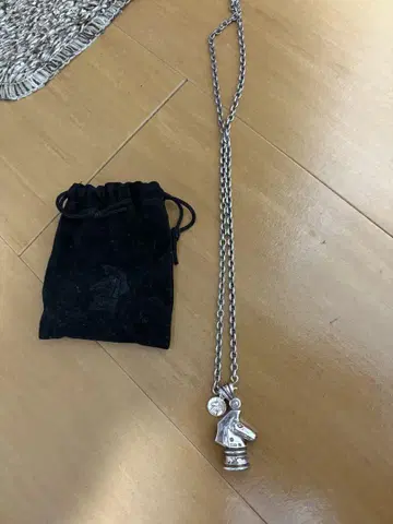 푸에르타 델 솔 체스 목걸이 950